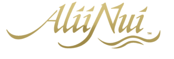 Texto estilizado «Alii Nui» con «Maui» debajo, en dorado y blanco.